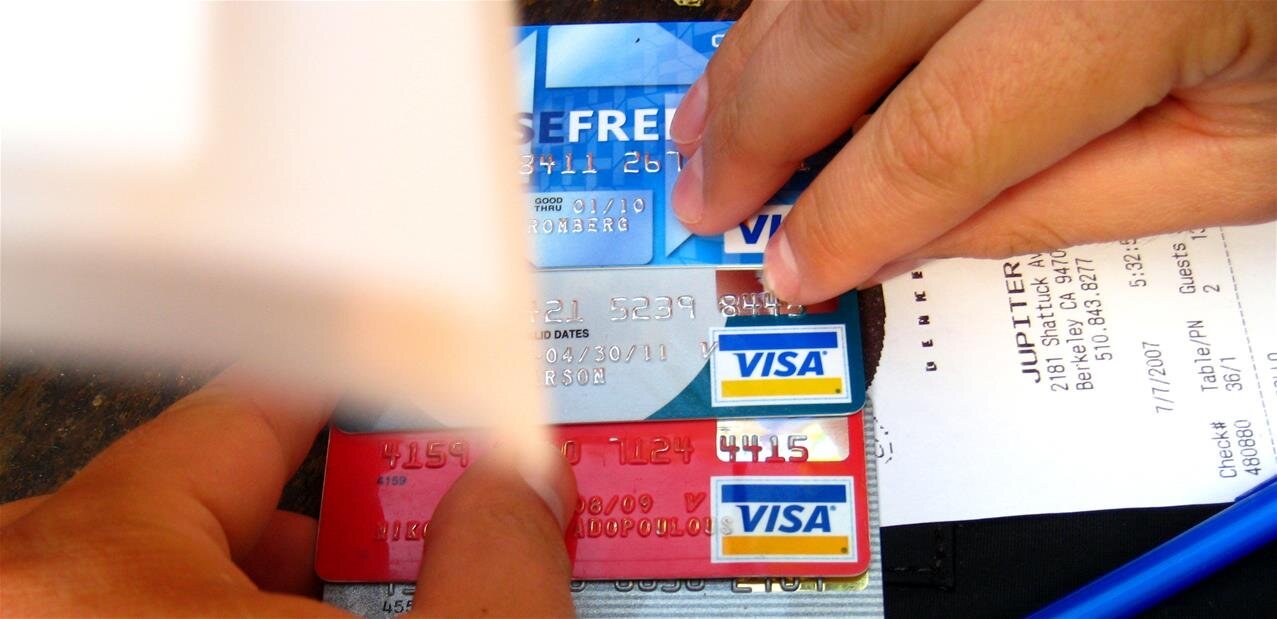 Carte bancaire insérée dans un terminal de paiement en boutique