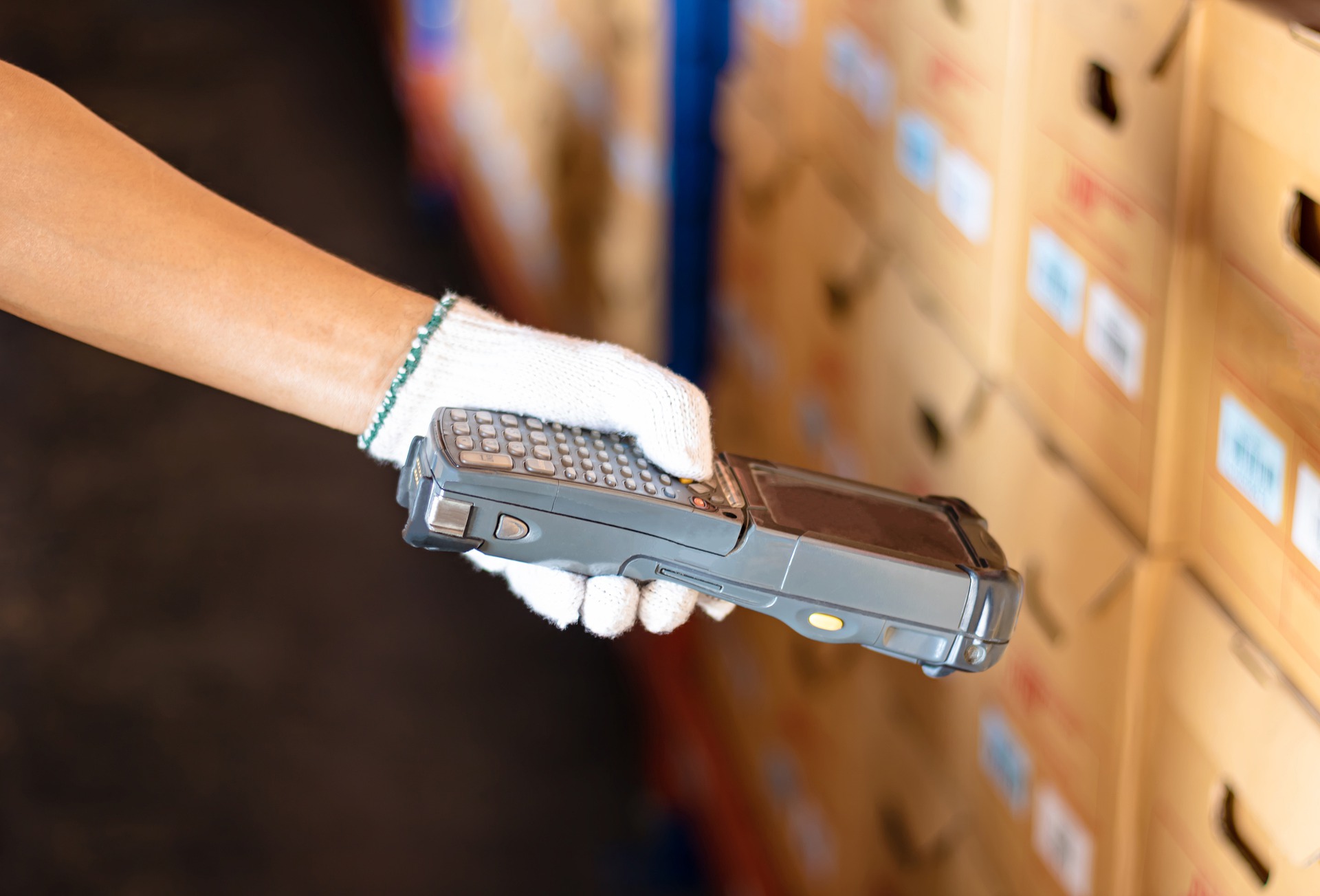 Douchette utilisée pour scanner le code barre d'un produit au comptoir d'une caisse
