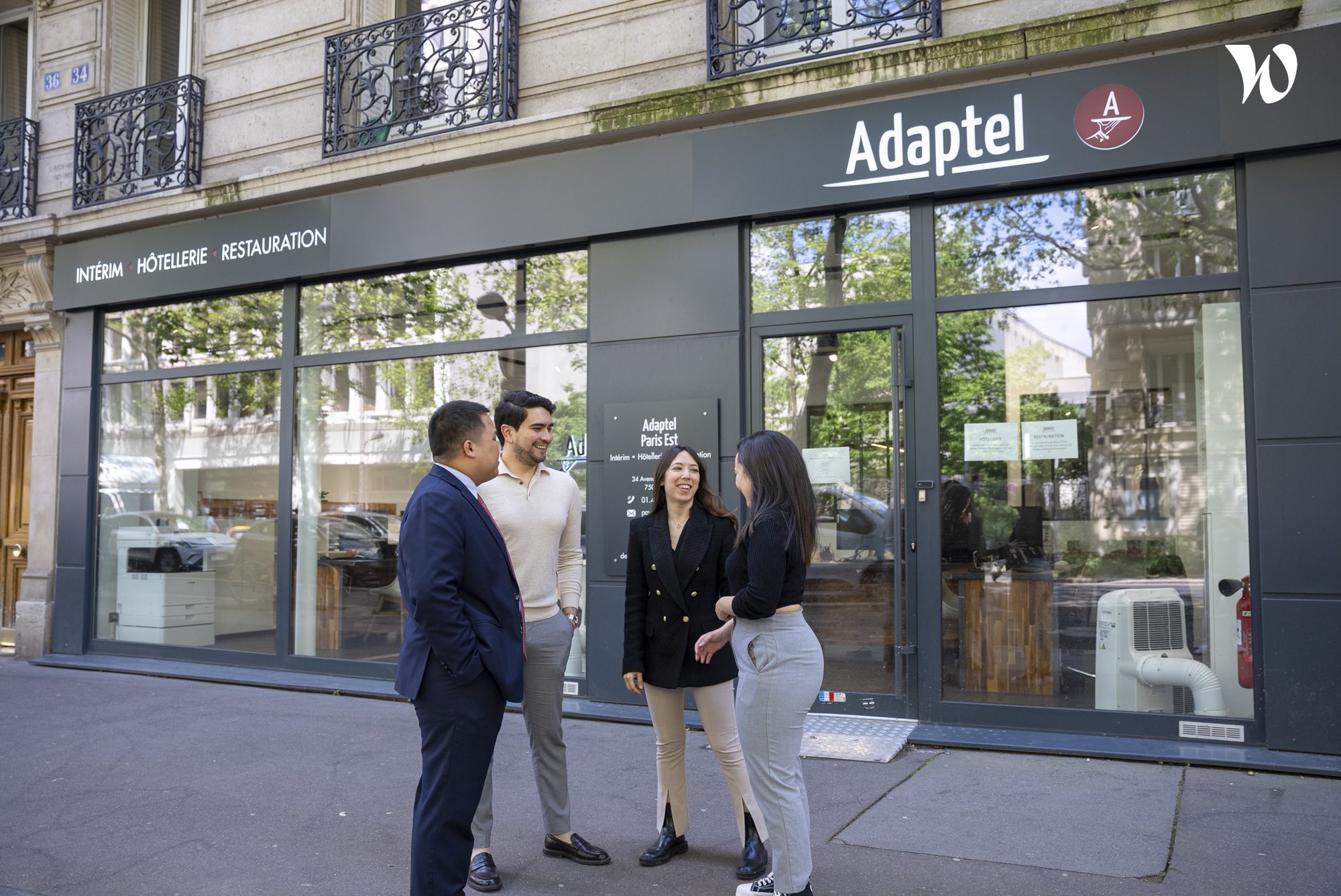 Comptoir d'accueil d'une agence d'intérim hôtellerie restauration avec un conseiller et un candidat