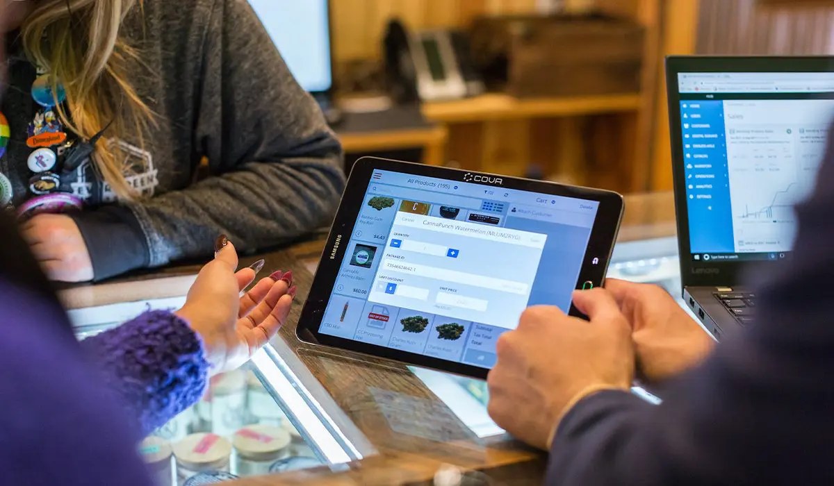 Commerçant consultant les avis clients et leur note en étoiles sur une tablette
