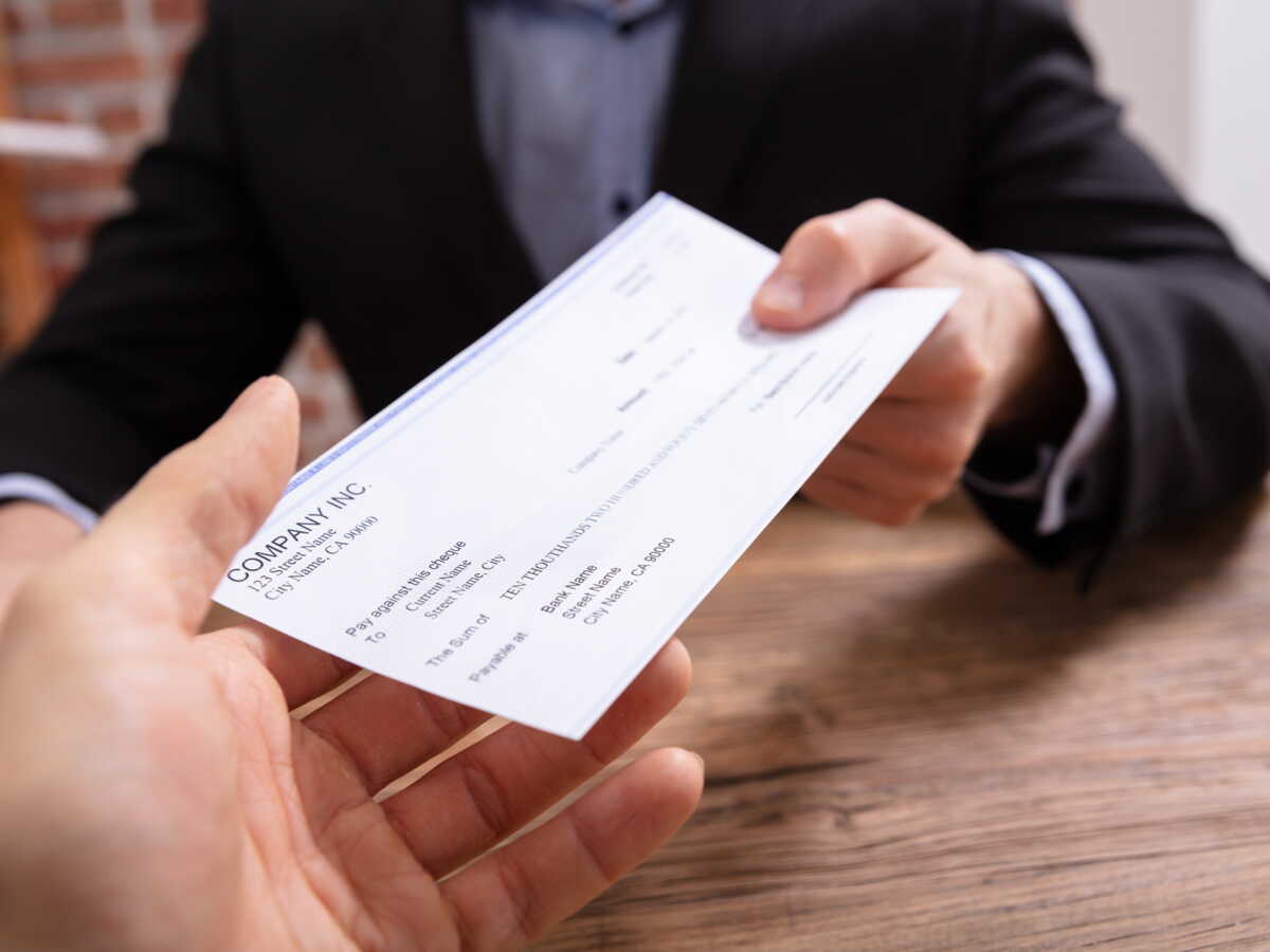 Chèque bancaire endossé au dos, prêt à être déposé pour encaissement