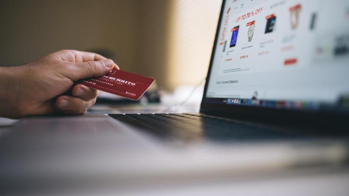 Client récupérant une commande click and collect au comptoir d'un magasin