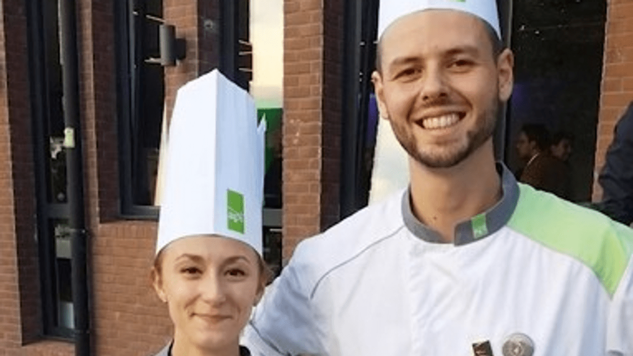 Équipe de cuisine en restauration collective préparant le service