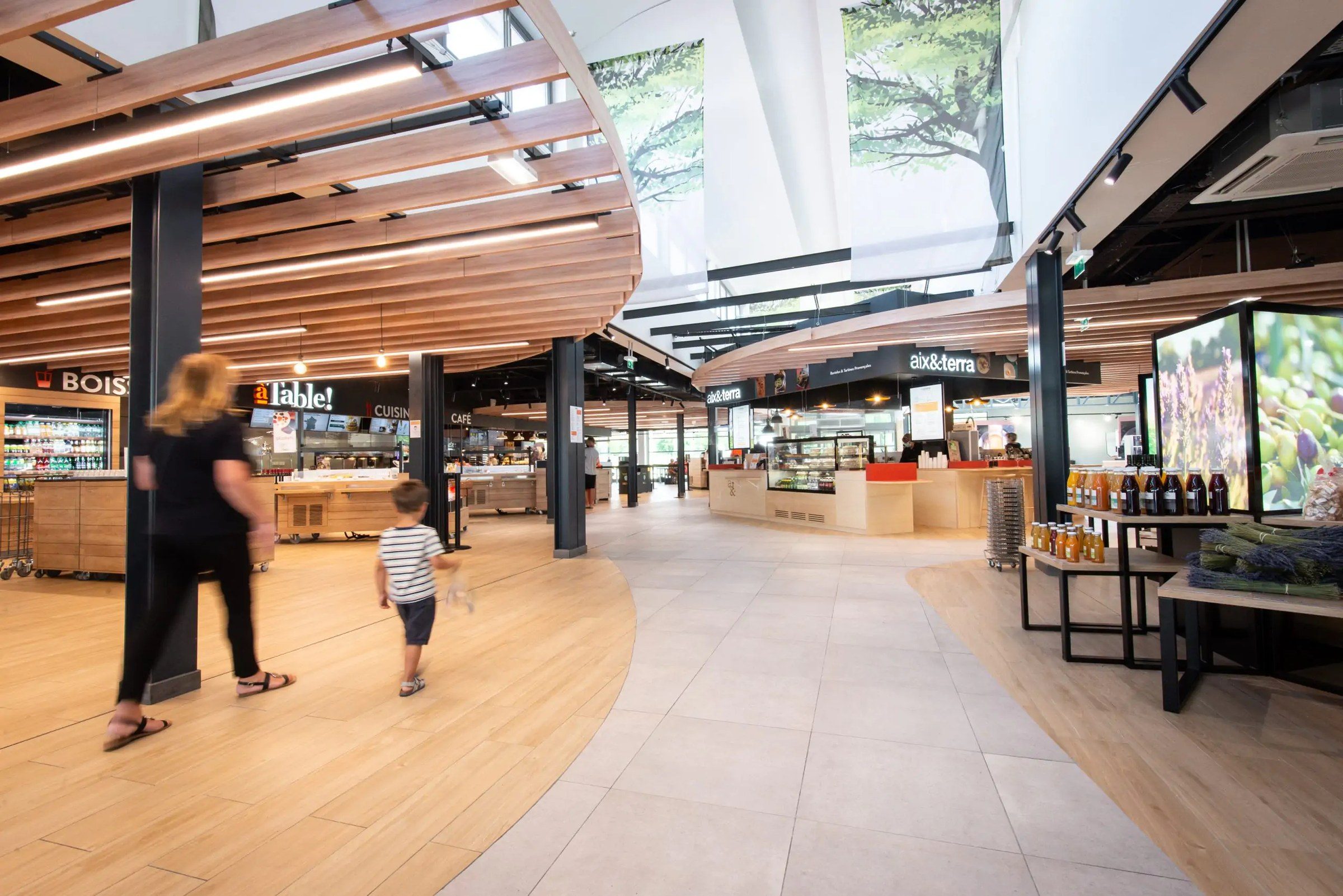 Comptoir de restauration Areas dans un hall d'aéroport avec des voyageurs
