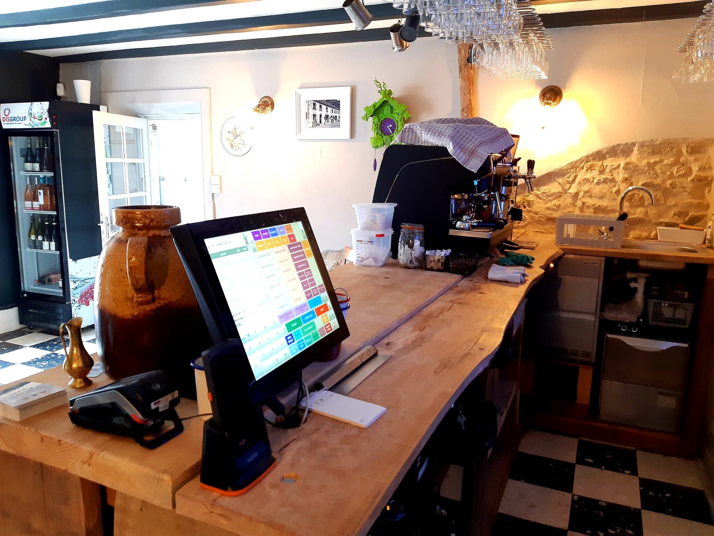 Caisse restaurant tactile installée sur un comptoir avec tiroir-caisse et imprimante ticket